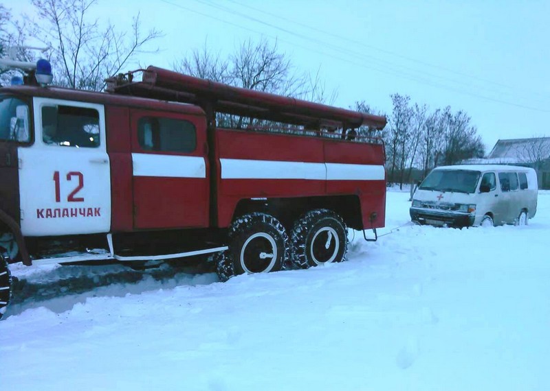 В связи с непогодой дороги Херсонщины патрулируют опергруппы спасателей, которые готовы прийти на помощь попавшим в снежный плен