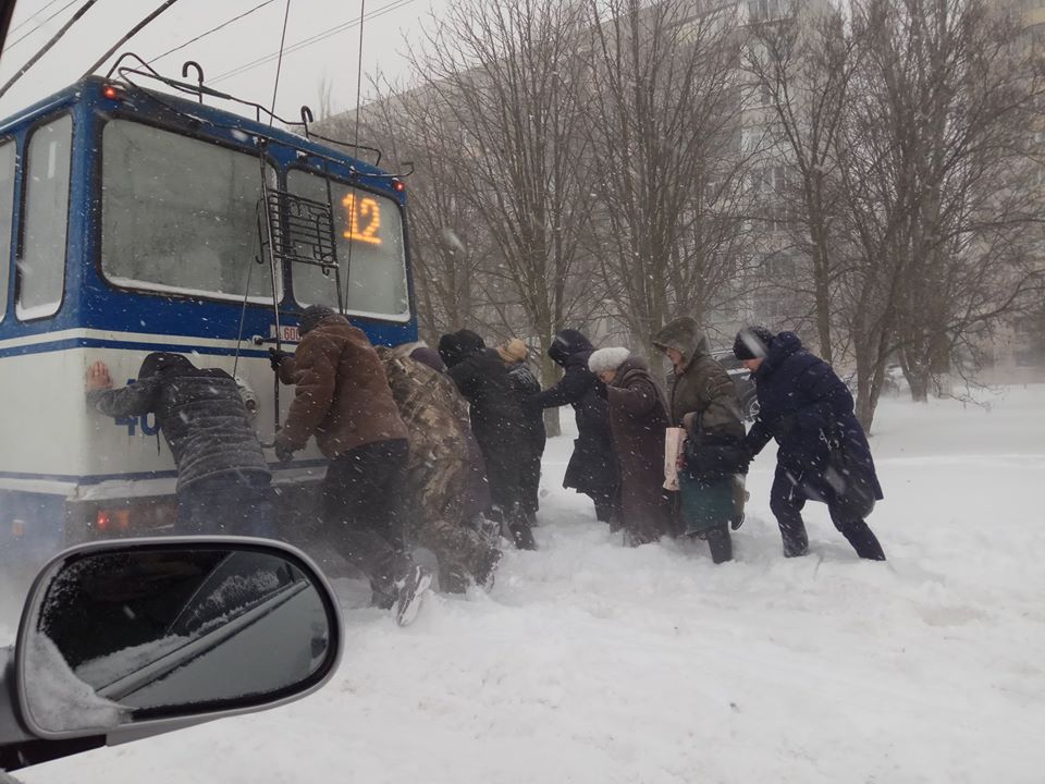 Троллейбусы в Херсоне на маршруты вышли, но справиться с дорогами без помощи пассажиров не могут