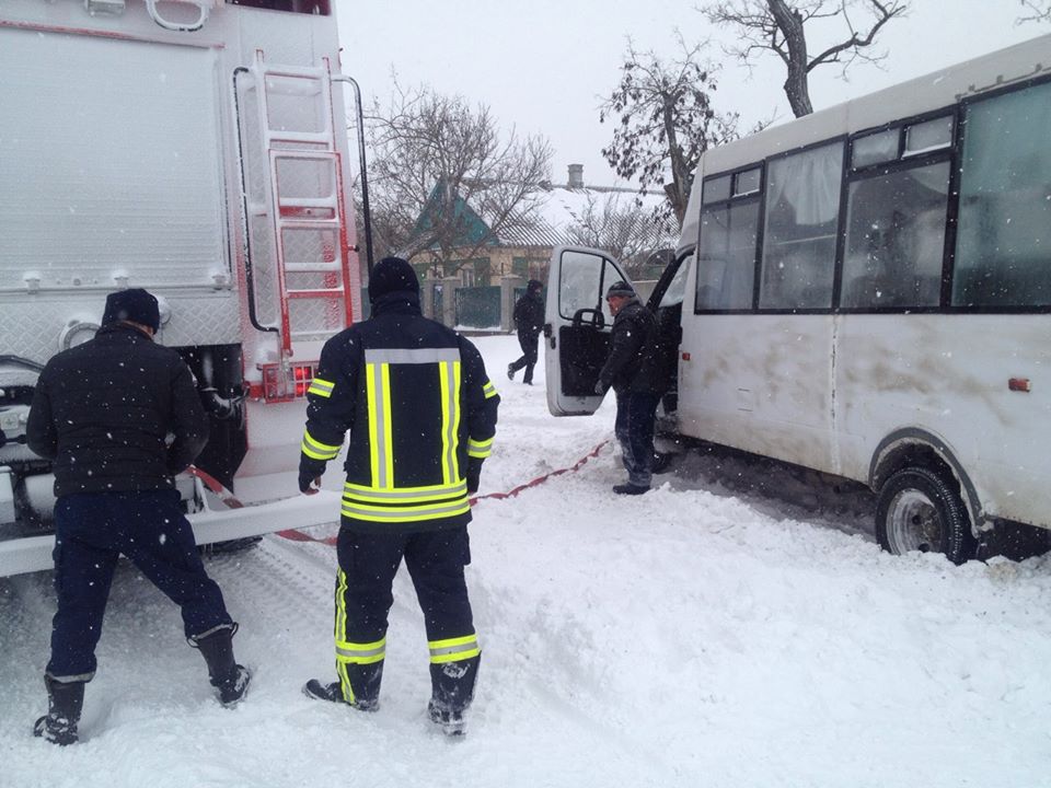 Потягом останньої доби на Херсонщині рятувальники витягли з заметів майже 140 автівок, поліція нагадує 