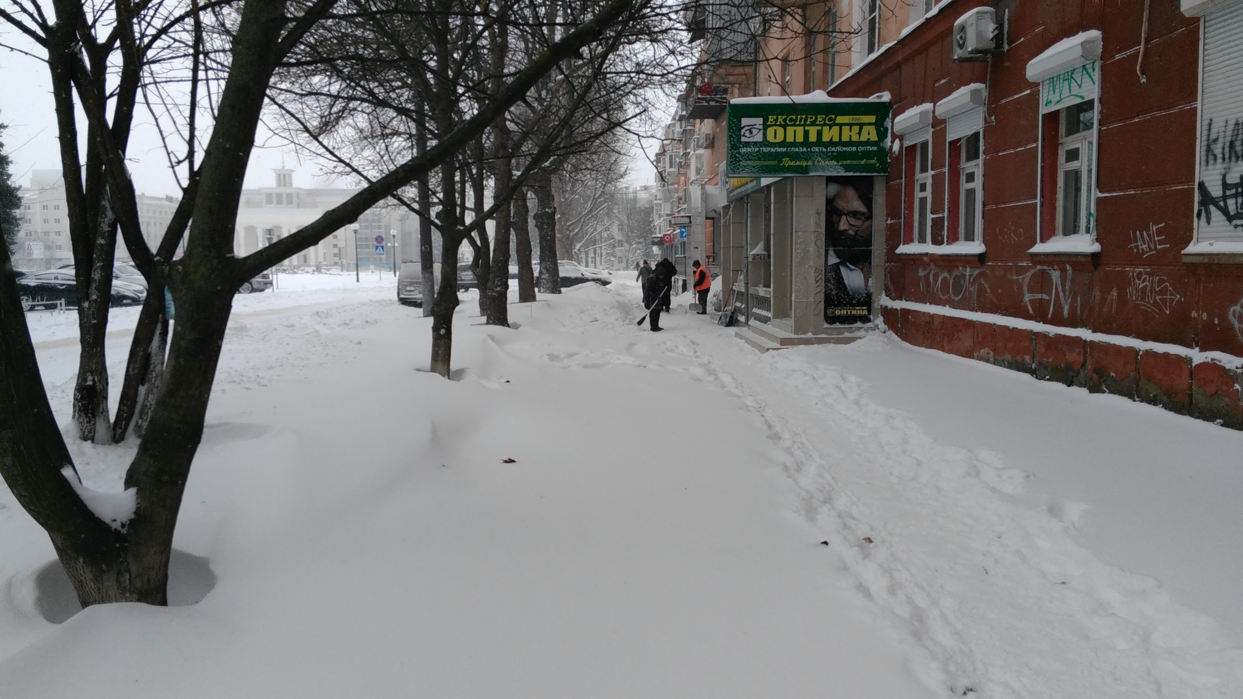 В Херсоне протоптанных дорожек все же больше, чем расчищенных