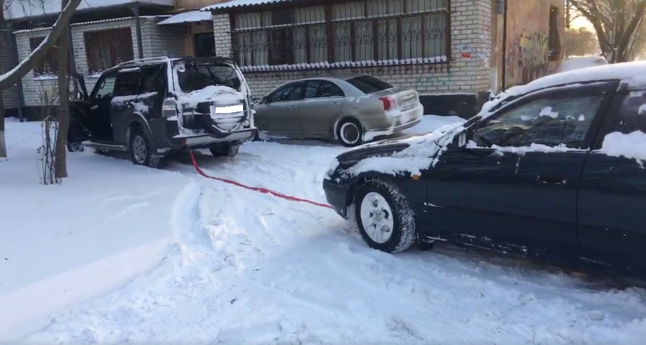 В Херсоне даже журналисты  занимаются сегодня отбуксировкой авто  (видео)