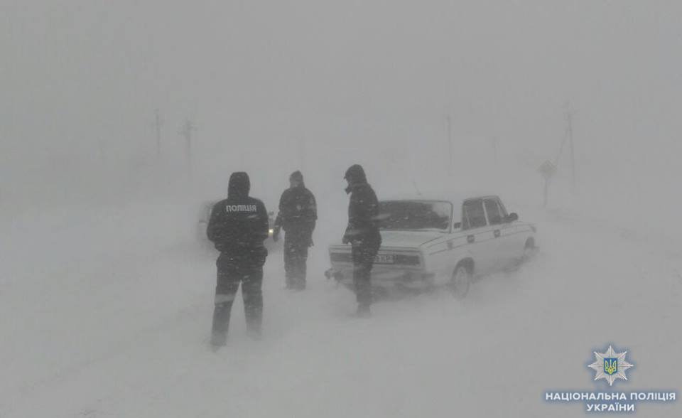 На Херсонщині дільничні офіцери поліції визволяють автомобілістів та будинки пенсіонерів зі снігових заметів (ФОТО)