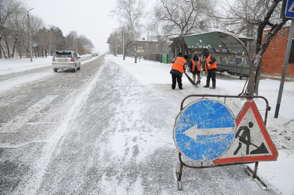 В Геническе после гололеда соберут весь песок