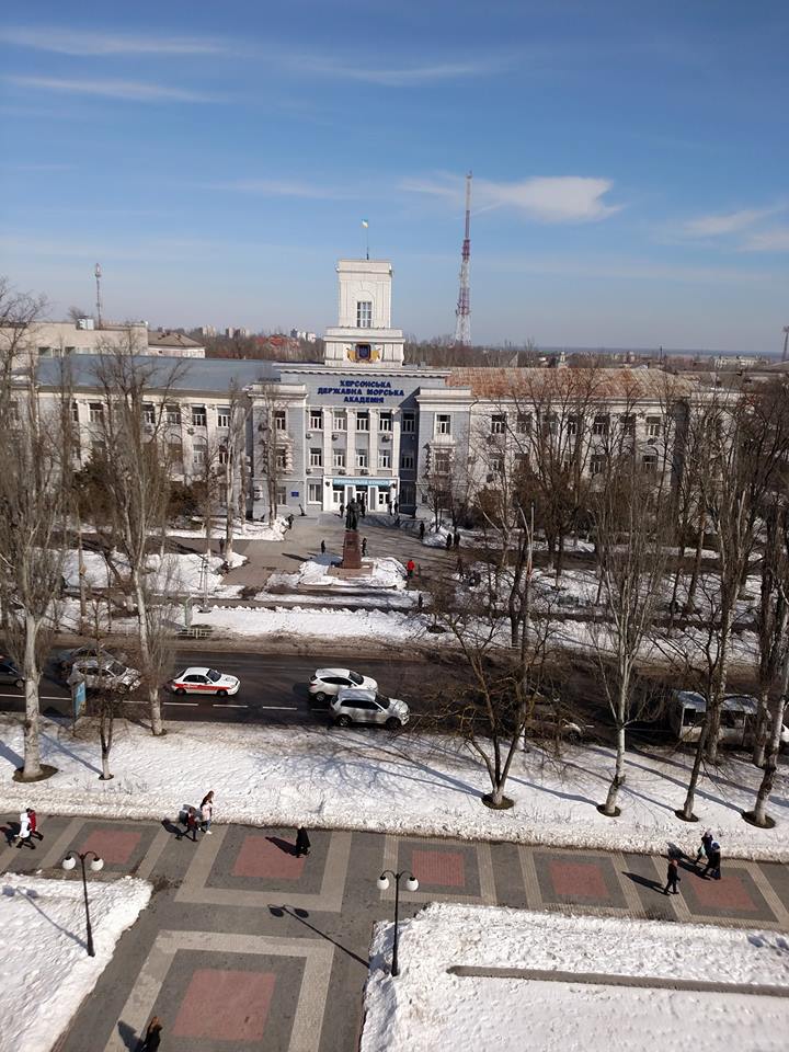 С расчисткой снега мэрия Херсона справилась на отлично - возле своего здания (фотофакт)