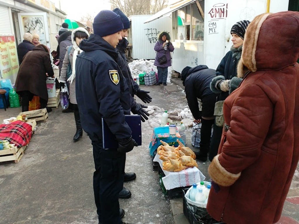 Зупиняти торгівлю з землі на вул. 200 років Херсона стало модно