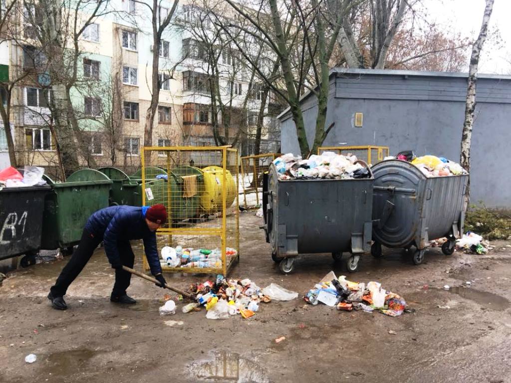 Уборкой Херсона в праздники занимаются руководители ОСМД