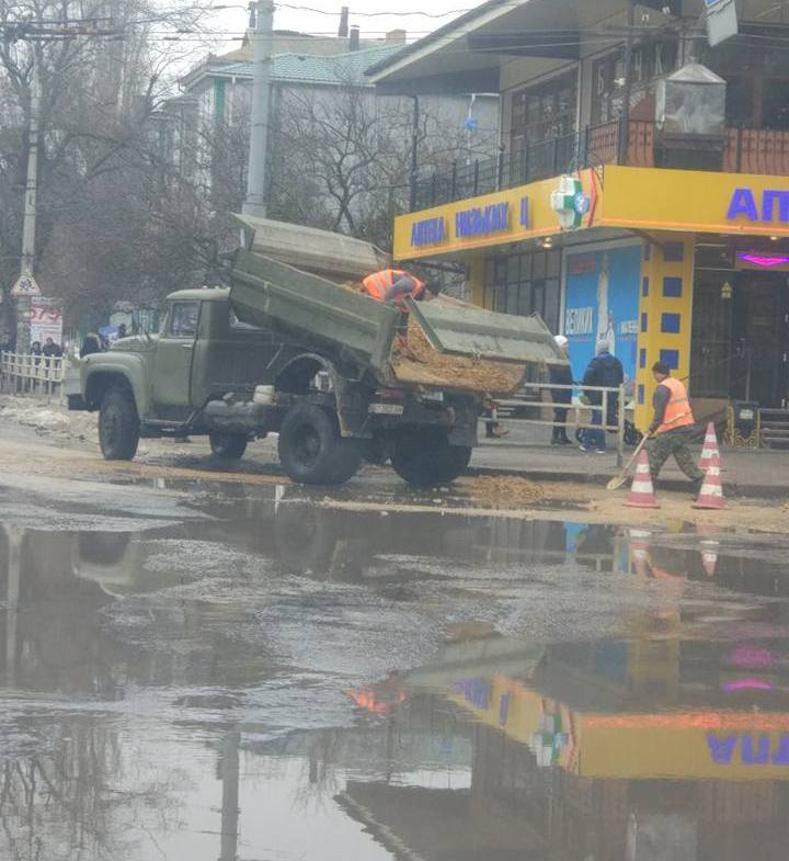 Не дожидаясь, пока высохнет, в Херсоне начали ремонт дорог  -  херсонцев переполняют эмоции (фотофакт)