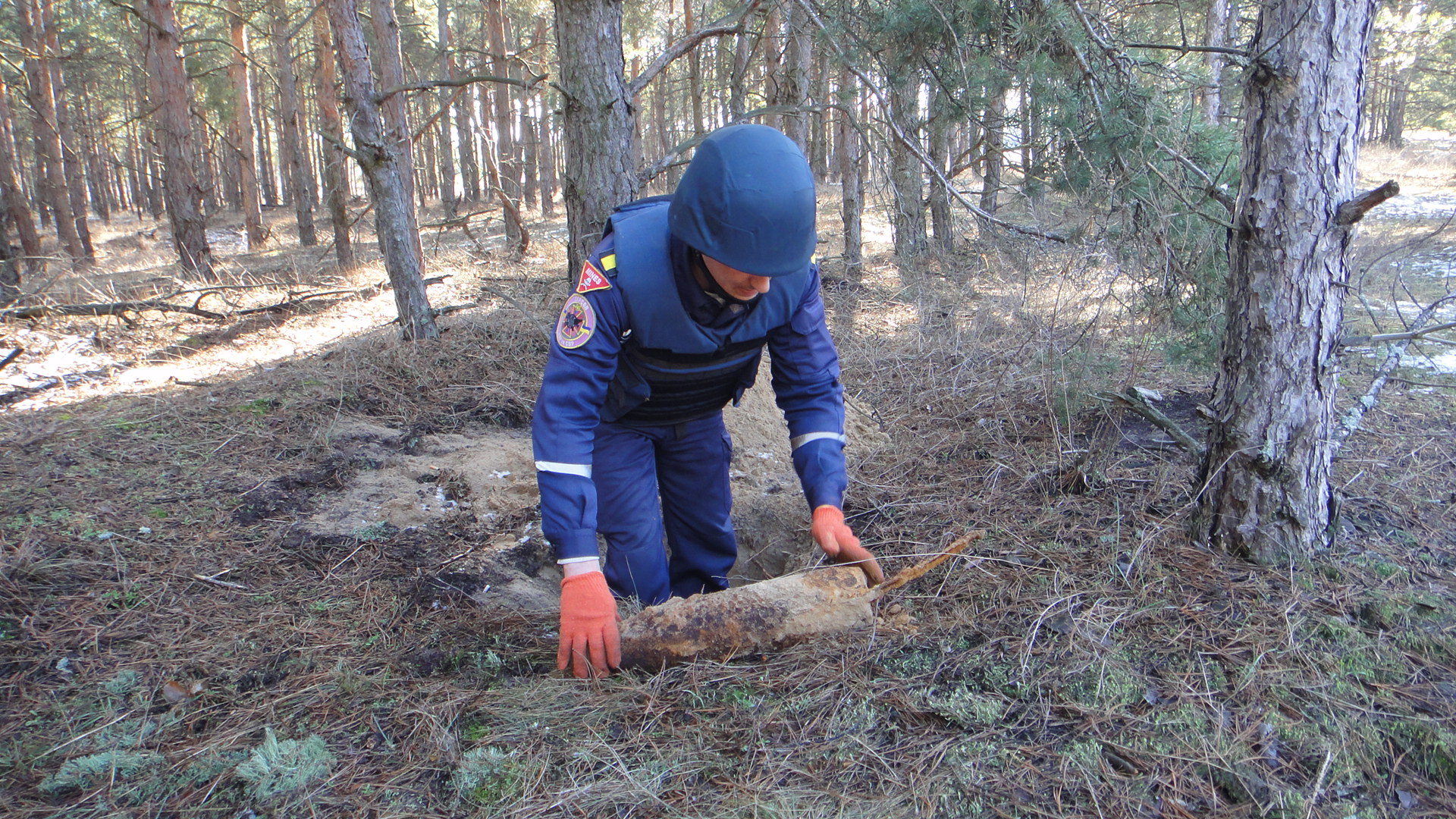 У Чаплинському районі знешкоджують стару міну