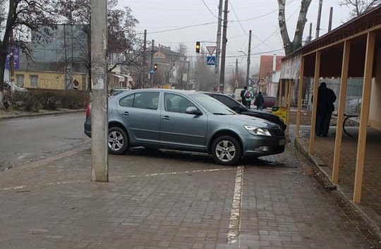 Херсонским пешеходам остается всё меньше места