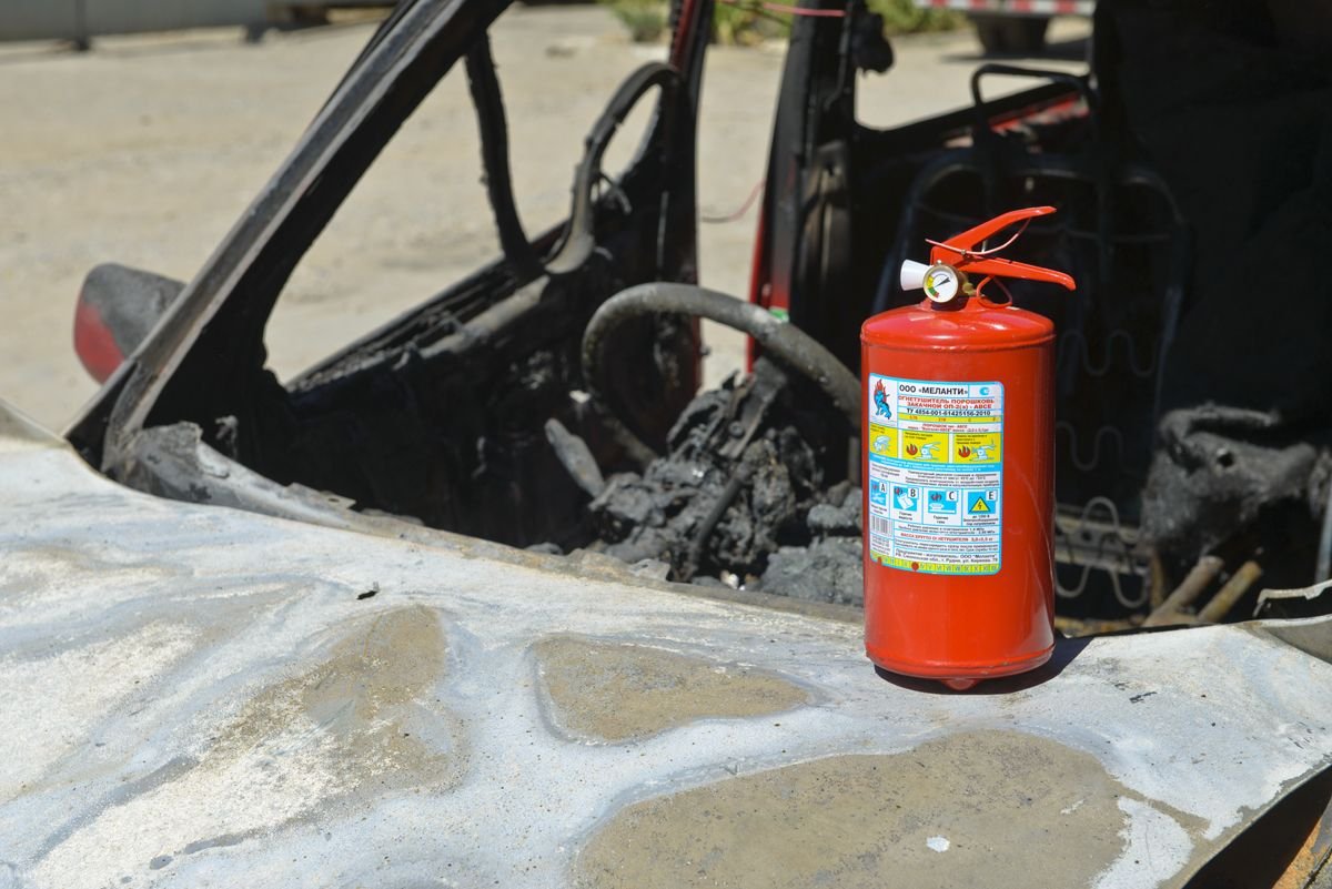 Чекаючи на пожежників, херсонський водій почав гасити палаюче авто самотужки