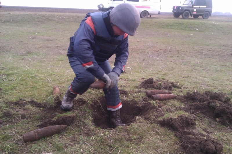 Сьогодні у Новотроїцькому районі піротехніки знищили 5 снарядів