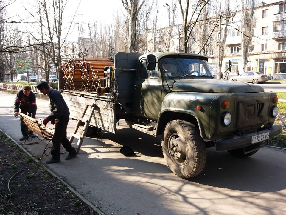 В центре Херсона устанавливают новые скамейки (ФОТО)