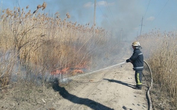 На Херсонщині пожежники гасили палаючий очерет