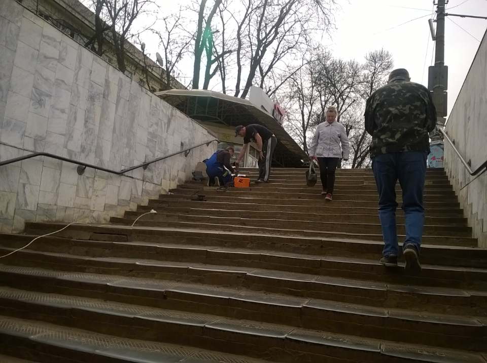 Несущие опасность ступени подземного перехода в центре Херсона, похоже, решили 