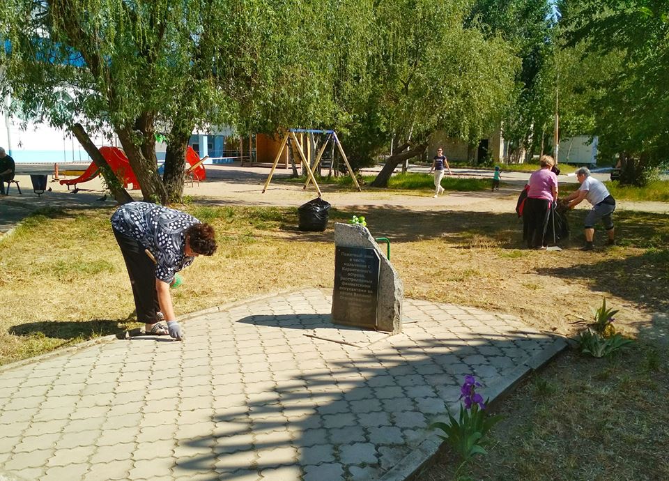 К 9 мая херсонцы привели в порядок территорию возле памятника мальчишкам с Карантинного острова