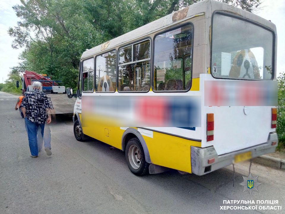 У Херсоні патрульні зупинили маршрутку, що знаходилася у розшуку