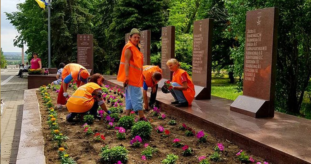 В херсонском Парке Славы наводят порядок