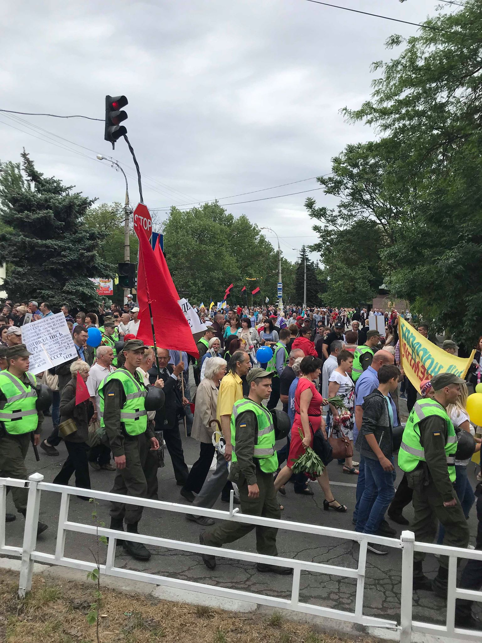 Колонна растянулась на несколько километров - в Херсоне стартовало праздничное шествие (фото)