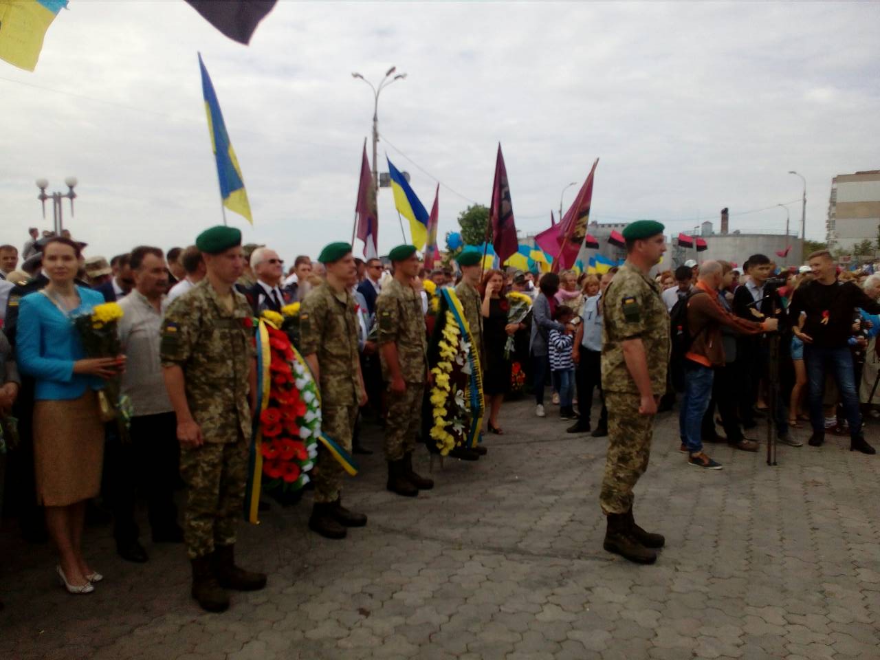 День Победы в Херсоне: пусть без военного парада, но с торжественным митингом (фоторепортаж)