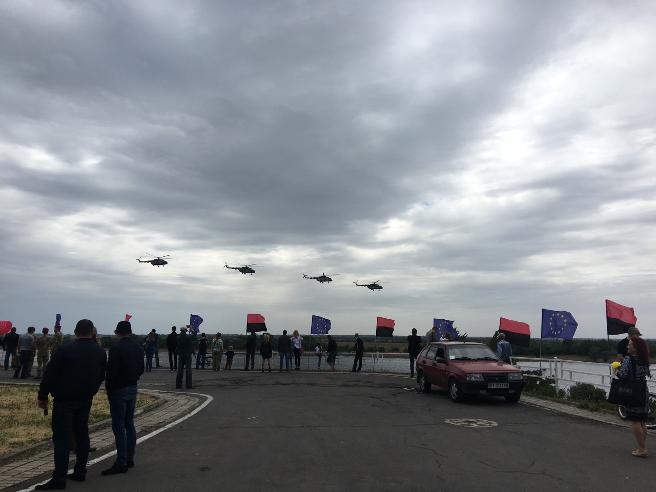 Торжество в херсонском небе - и дождик не помеха