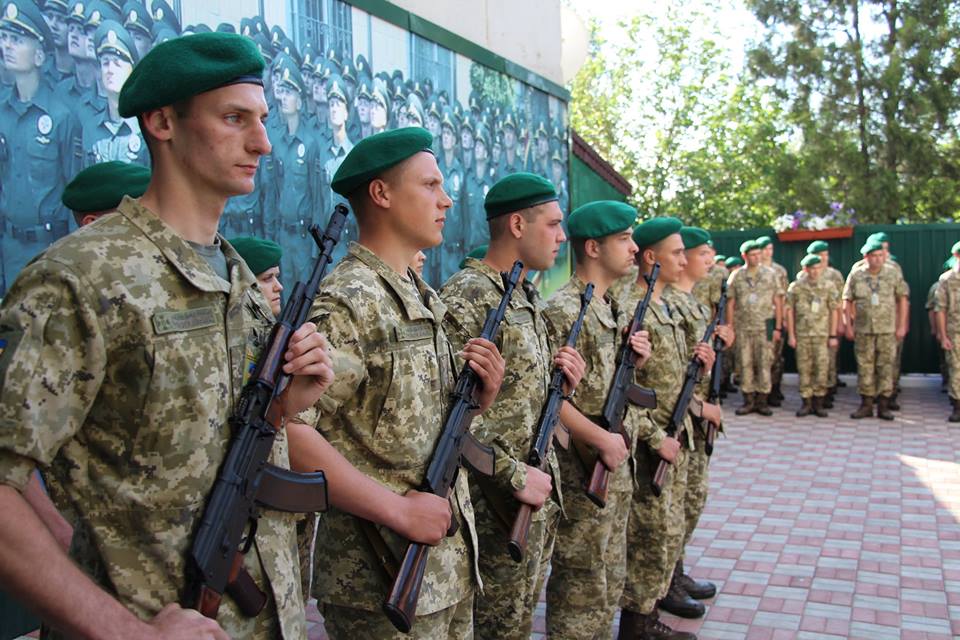 Сьогодні лави Херсонського прикордонного загону поповнилися  тринадцятьма новобранцями, серед яких троє дівчат