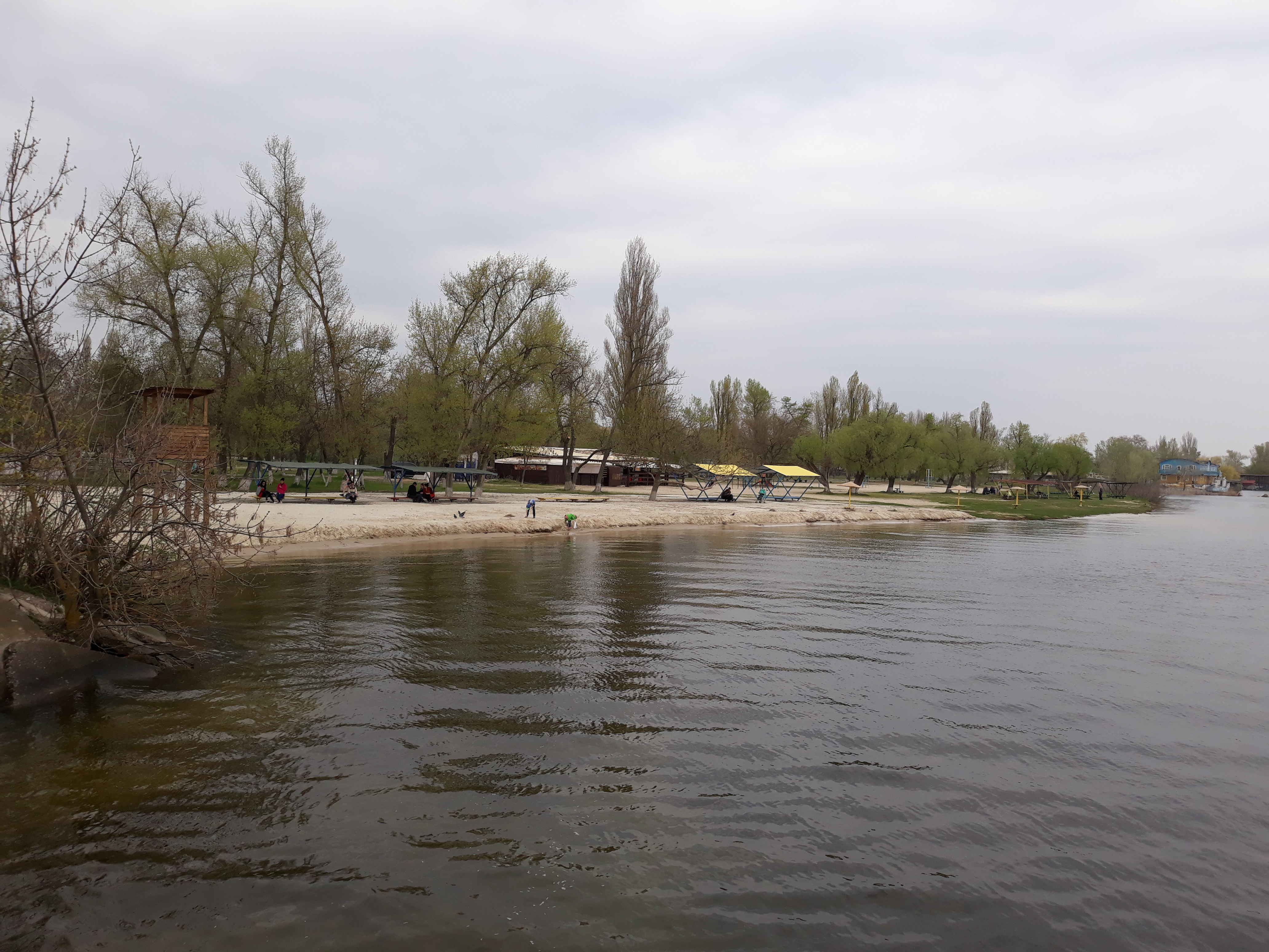 Дно в акваторії херсонського гідропарку вже безпечне для відпочивальників