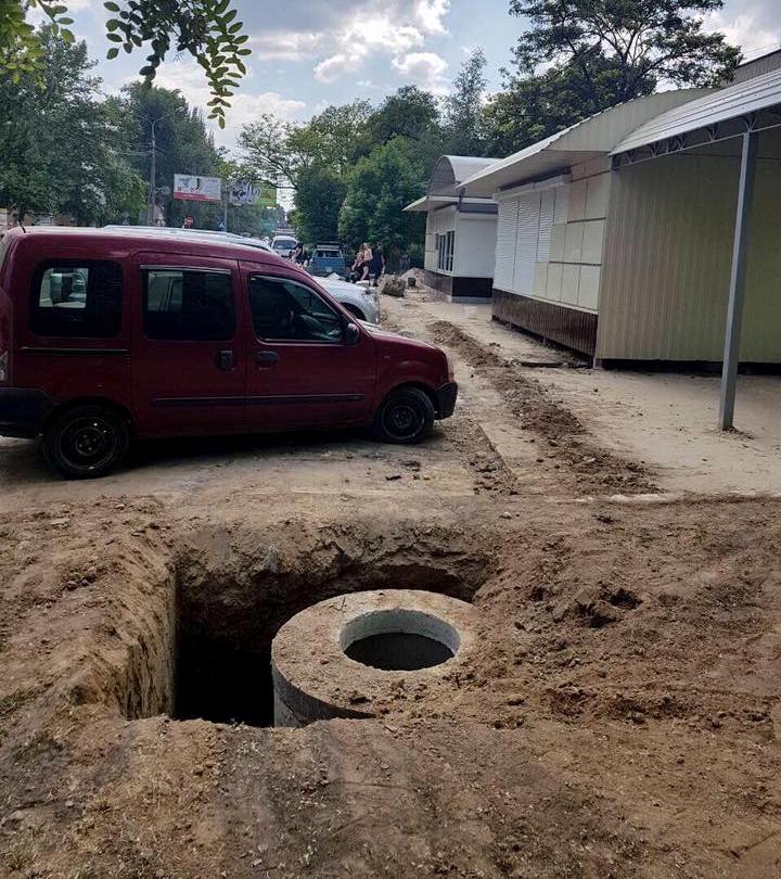 Несмотря на резонанс, работа на остановке возле больницы Лучанского в Херсоне 