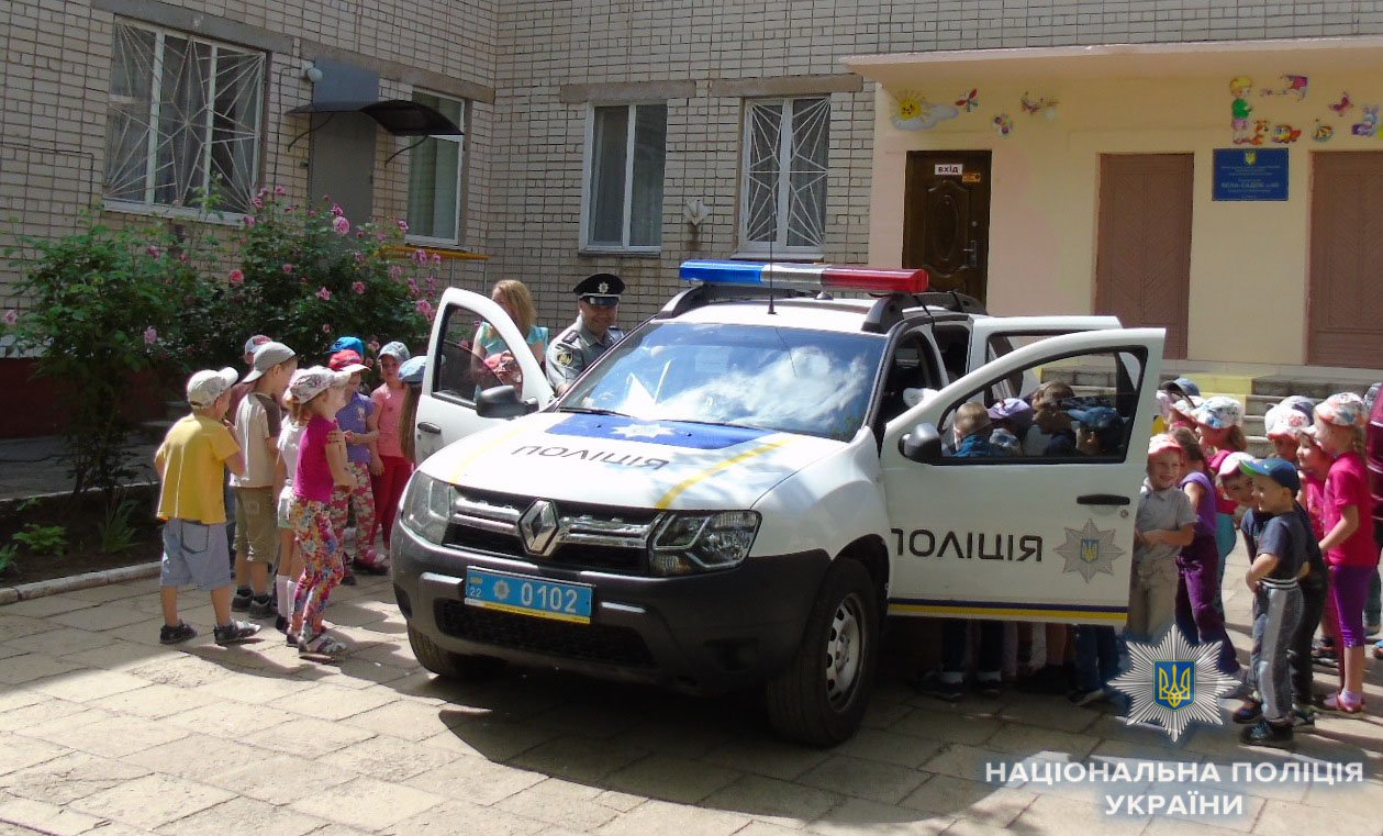 Херсонські поліцейські нагадали правила безпеки на дорозі вихованцям дитячого садочоку