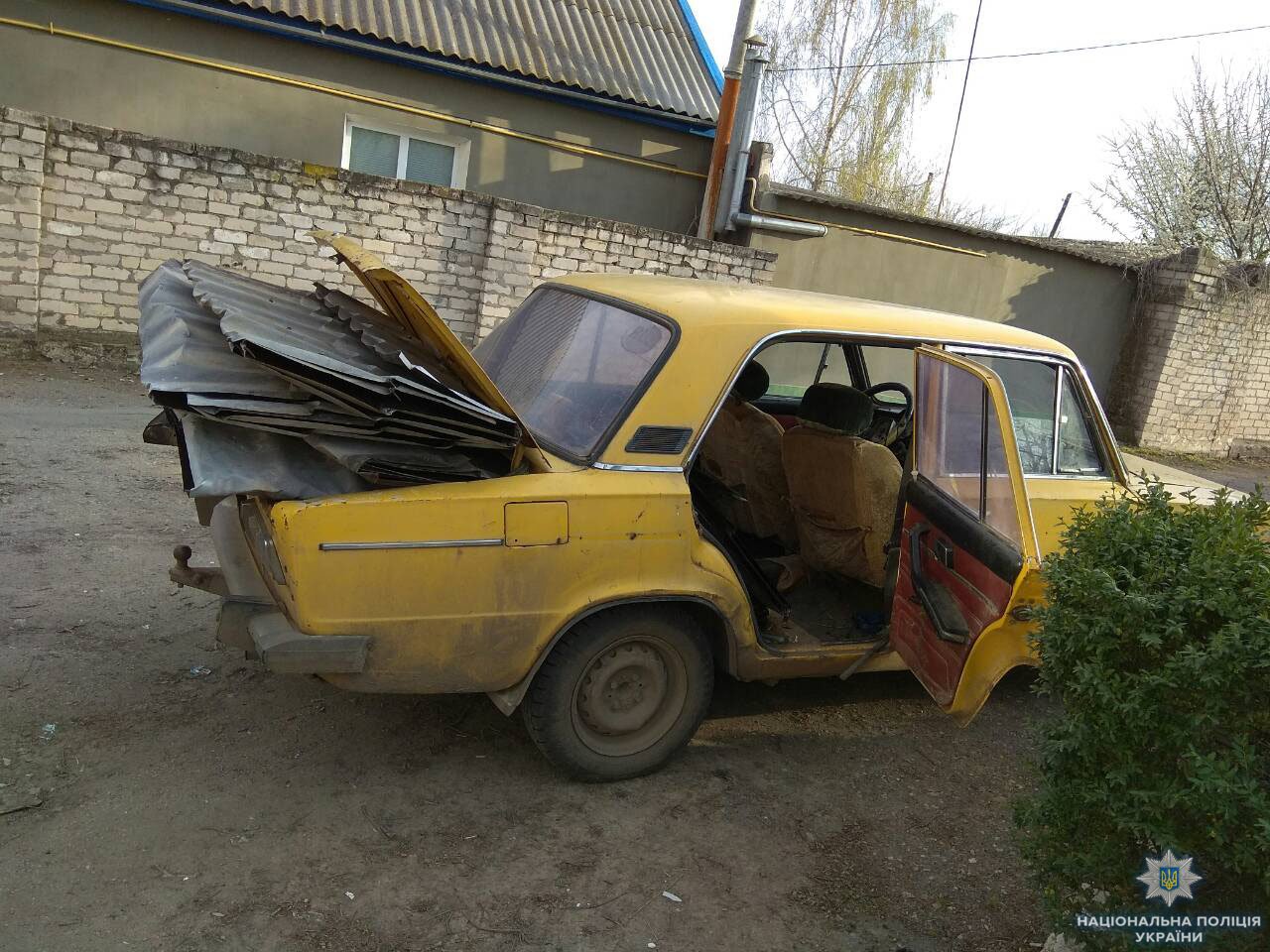 У Чаплинці поліцейські затримали двох наркозалежних за підозрою у крадіжках телефонного кабелю та сталевих листів металочерепиці