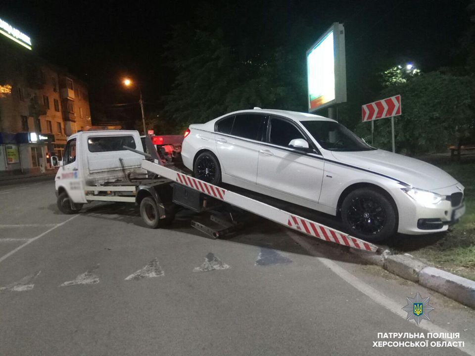 Минулої ночі у Херсоні водій BMW в'їхав у бордюр - напередодні трохи випив