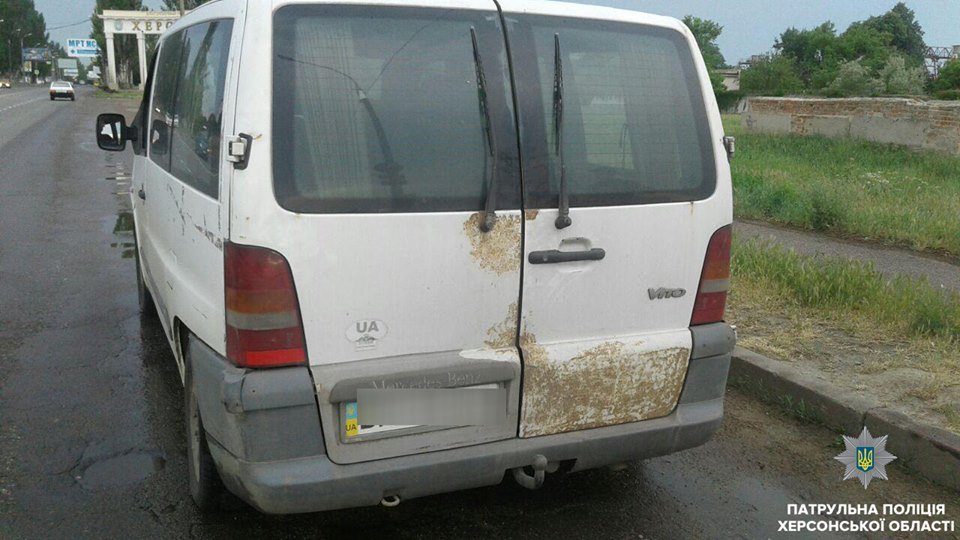 У Херсоні патрульні зупинили Mercedes-Benz Vito з безакцизним алкоголем