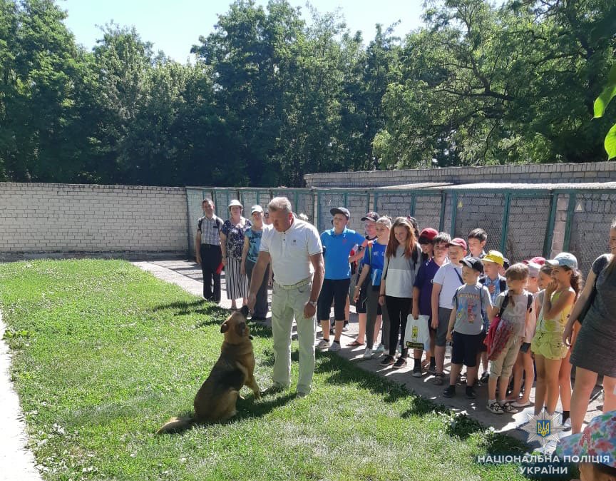 В Херсоні ювенальні поліцейські провели для школярів екскурсію у кінологічному центрі