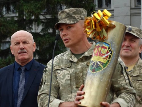 Командир 57 окремої мотопіхотної бригади подарував меру Нової Каховки незвичайну вазу