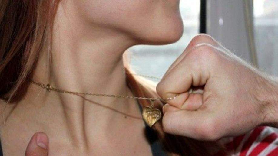 Главный патрульный Херсонщины советует обладательницам дорогих украшений быть начеку