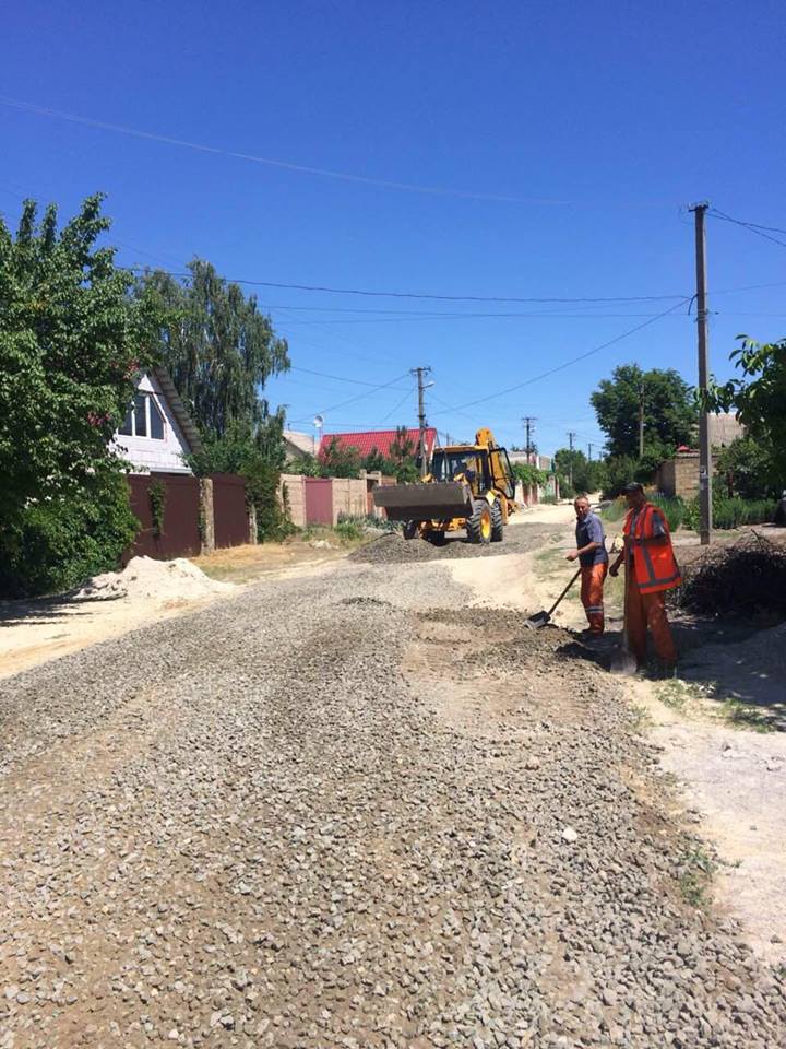 Не словом, а ділом: на антонівських дорогах продовжується ремонт