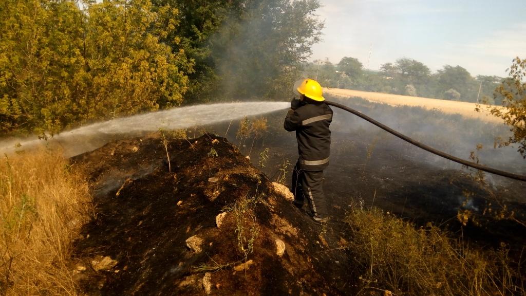 На Херсонщині зберігається високий рівень пожежної небезпеки - минулої доби рятувальники загасили 18 займань сухої трави