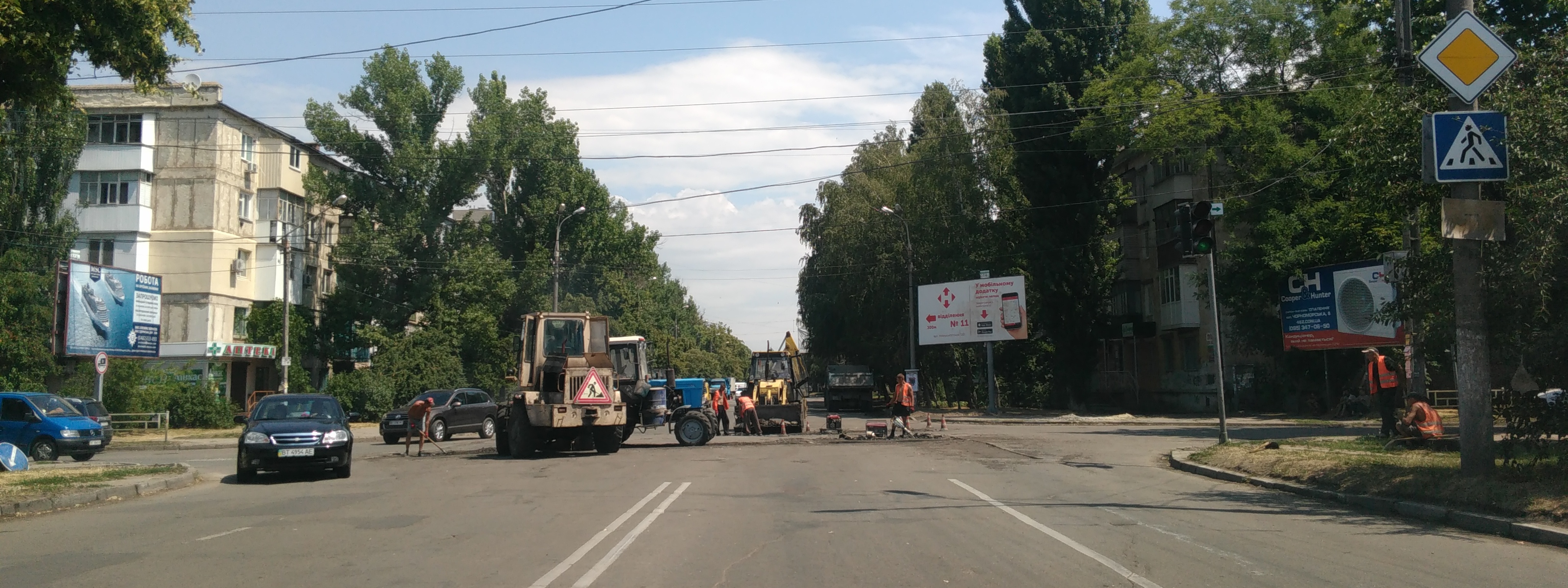 Проехать один из перекрестков в Херсоне сегодня непросто - ремонтируют дорогу (фотофакт)