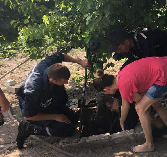 Голопристанські рятувальники дістали бабусю із водопровідної ями - тепер черга медиків допомагати