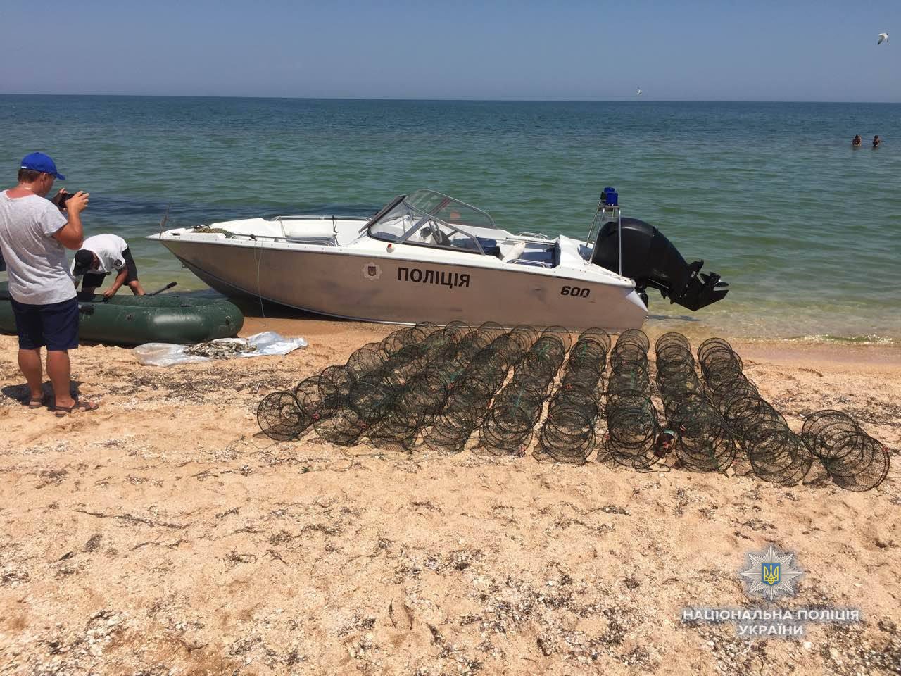 Працівники водної поліції Херсонщини виявили двох браконьєрів в Азовському морі