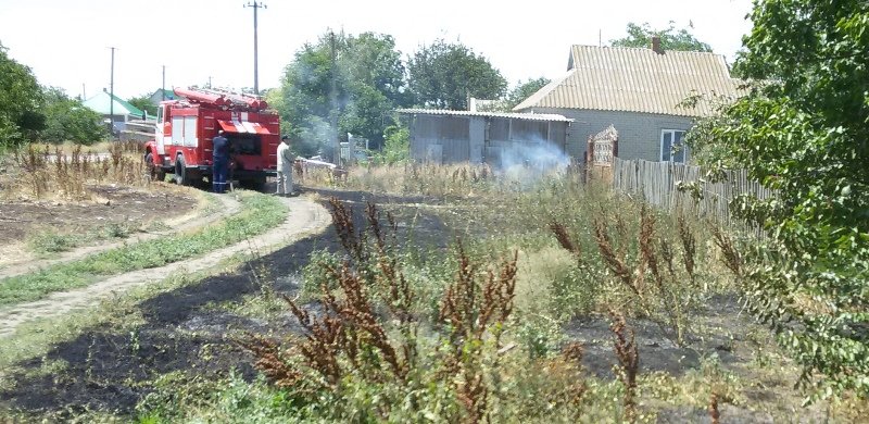 Херсонські вогнеборці не допустили перекидання вогню з сухостою на будинок