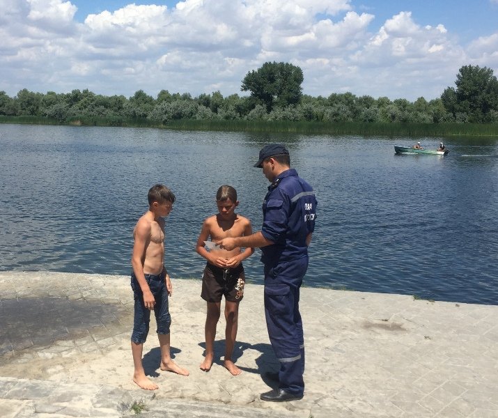 Голопристанські рятувальники закликають: на воді слід відпочивати безпечно!