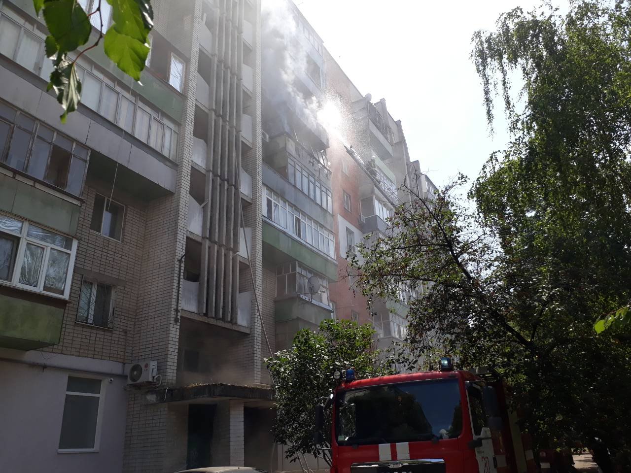 Херсонські вогнеборці загасили пожежу на трьох балконах