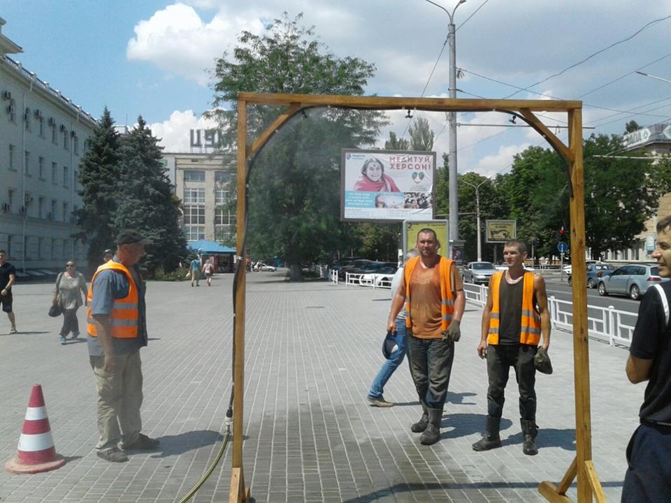 На центральній площі Херсона встановили охолоджуючу рамку, наступна з'явиться на вулиці Суворова