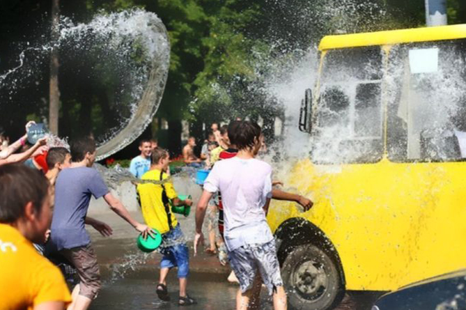 В Херсоне горячо не только в воздухе, но и в городских маршрутках - девушки набросились на водителя с кулаками (видео)