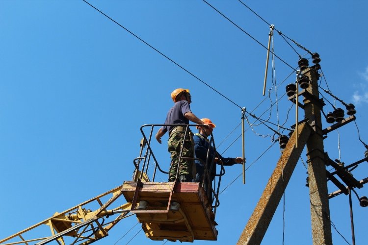 В Білозерському районі енергетики спіймали фермера «на гарячому»