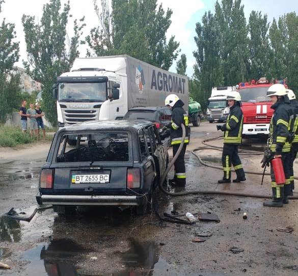 Херсонські пожежники ліквідували пожежу в «Жигулях»