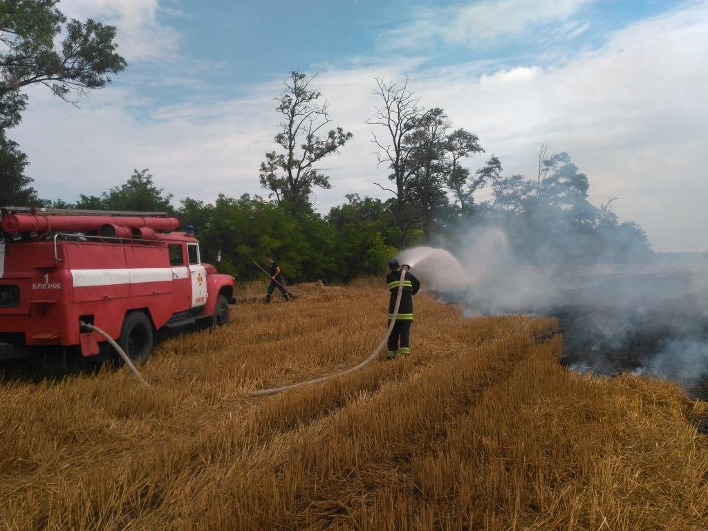 На Херсонщині рятувальники двічі виїжджали на гасіння пожнивних залишків та сухої трави