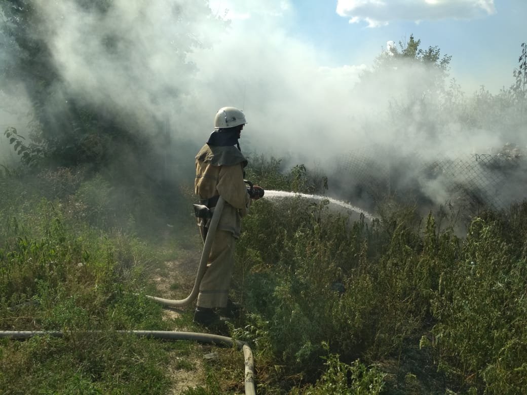 На Херсонщині рятувальники 7 разів за добу виїжджали на гасіння сухої рослинності