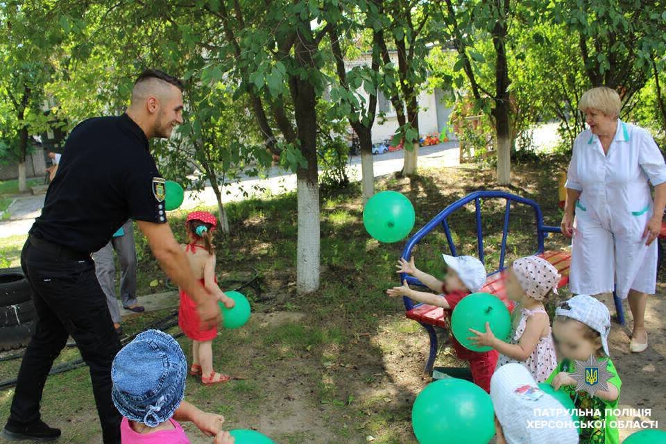 Херсонські патрульні відвідали обласний будинок дитини