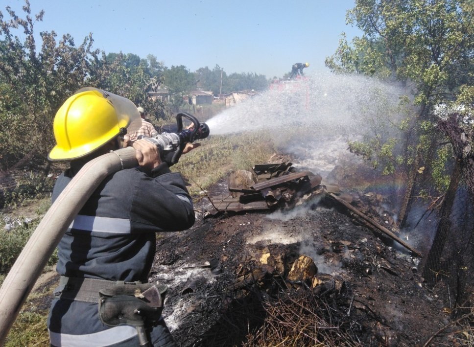 Каховські вогнеборці ліквідували пожежу на відкритій території